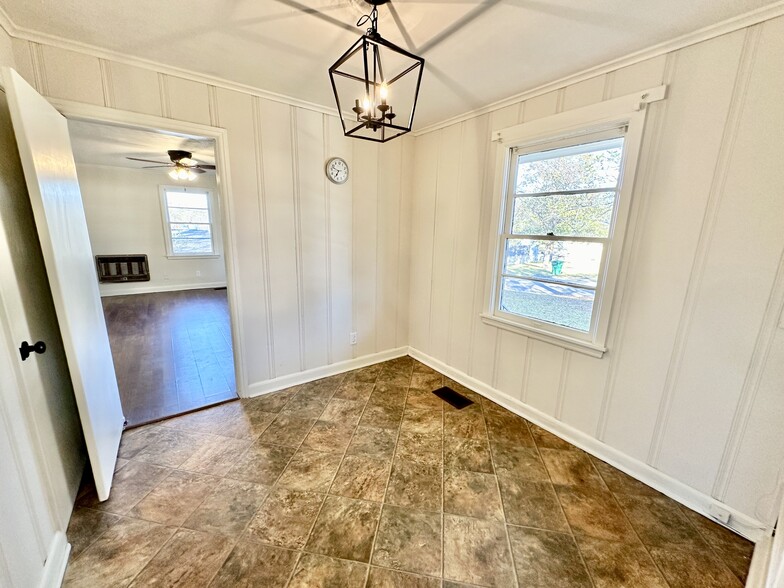 Dining 1 - 922 Lynden Blvd