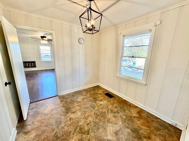 Dining 1 - 922 Lynden Blvd