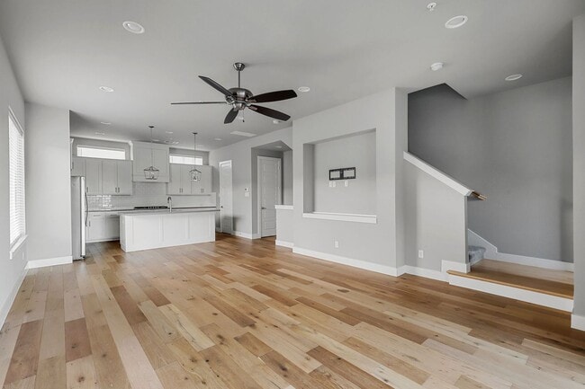 Building Photo - Stunning 3 Bedroom 3.5 Bathroom Townhome i...