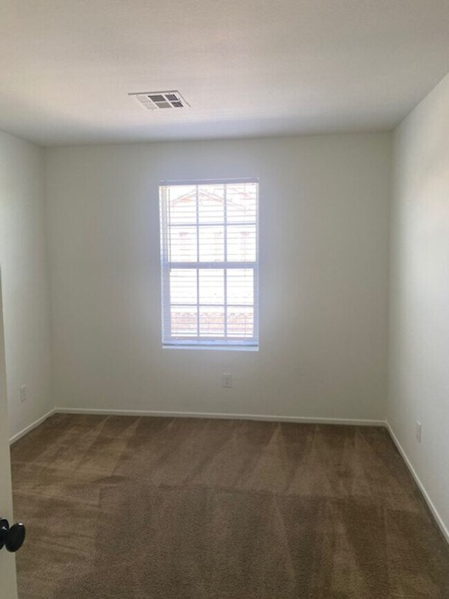 Building Photo - 7918 Point Oaks Ct