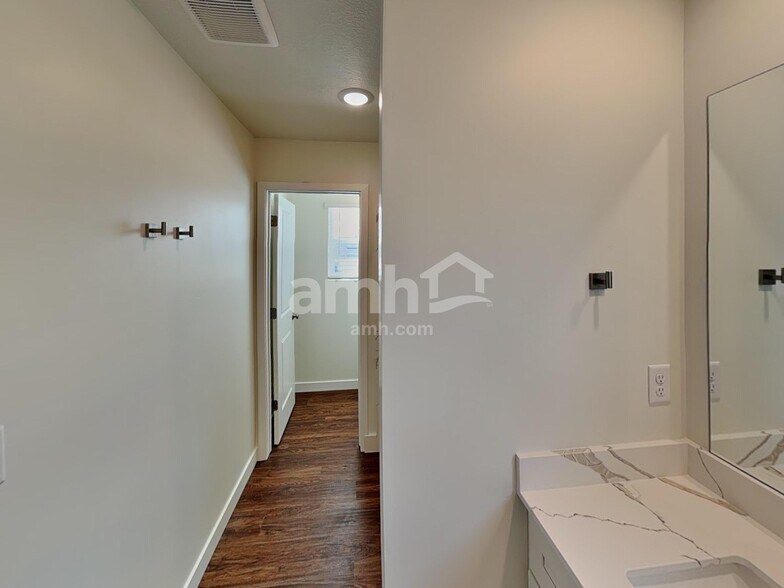 Building Photo - 1244 W Mahogany St