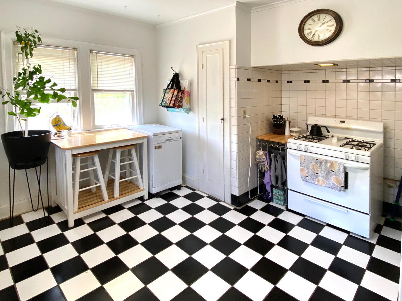 Kitchen - 3811 N Morris Blvd