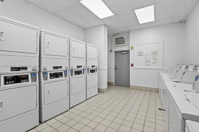 Building Photo - 1817 S Ocean Dr