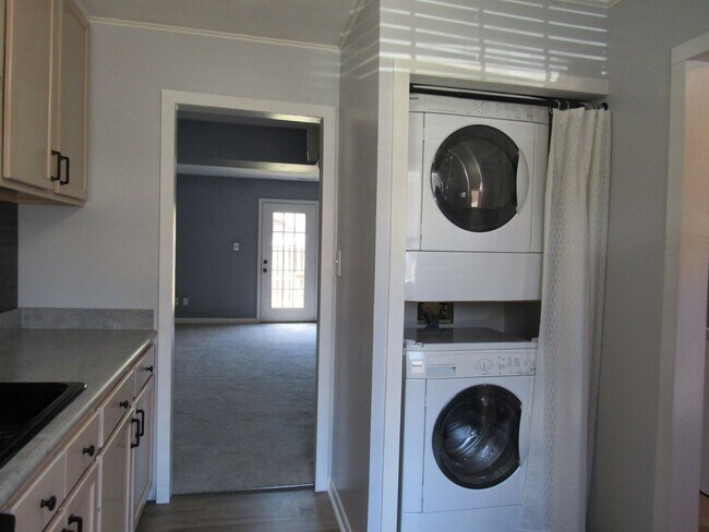 Building Photo - 109 Davis Ave SW