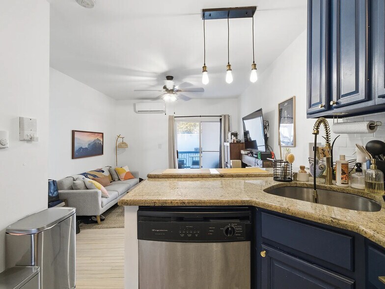 Building Photo - 162 Griffith St