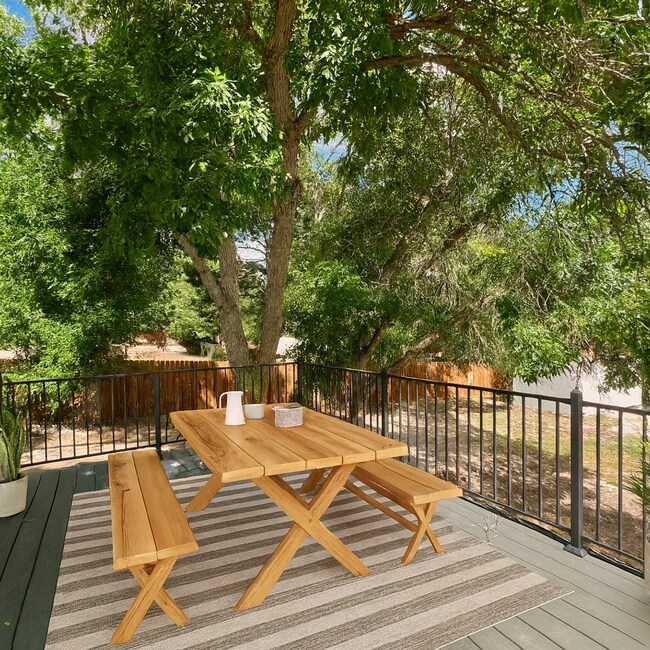 Building Photo - Wonderful 3 bedroom home close to Palmer P...
