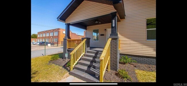 Building Photo - 2501 S Maple St