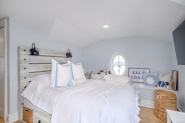 Building Photo - 1140 Fairfield Beach Rd