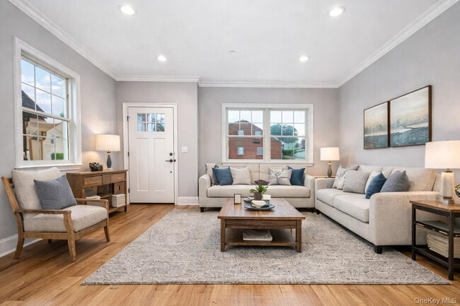 Building Photo - 113 Gainsborg Ave E