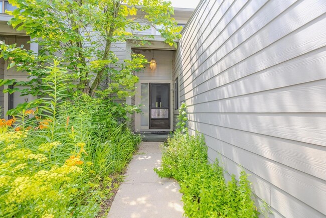 Building Photo - 725 Peninsula Ct