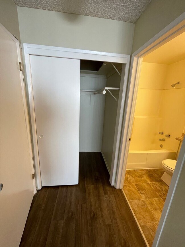 Building Photo - 2 bedrooms, 2 baths, 2 parking spaces! Cen...