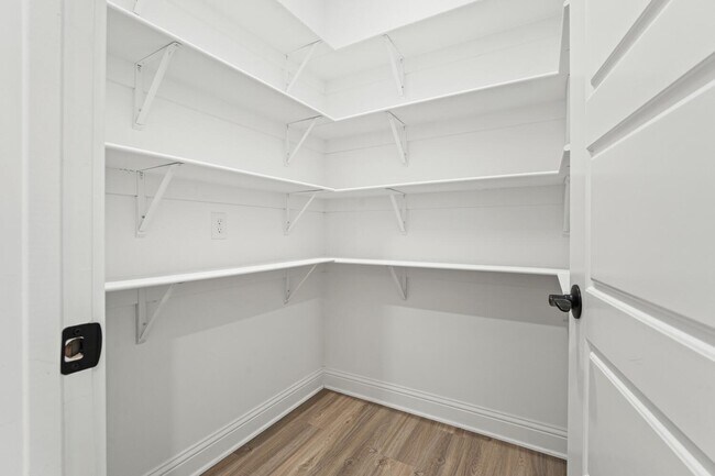 Building Photo - 48 Wilshire Blvd