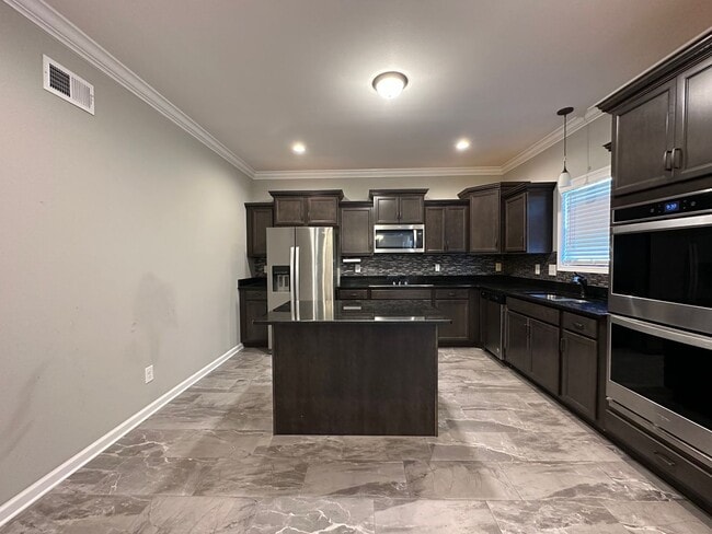 Building Photo - Beautiful 4 bedroom 2 1/2 Bath Home For Rent!