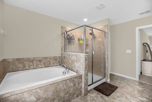 Building Photo - "Discover Spacious Elegance: 5-Bed, 3-Bath...
