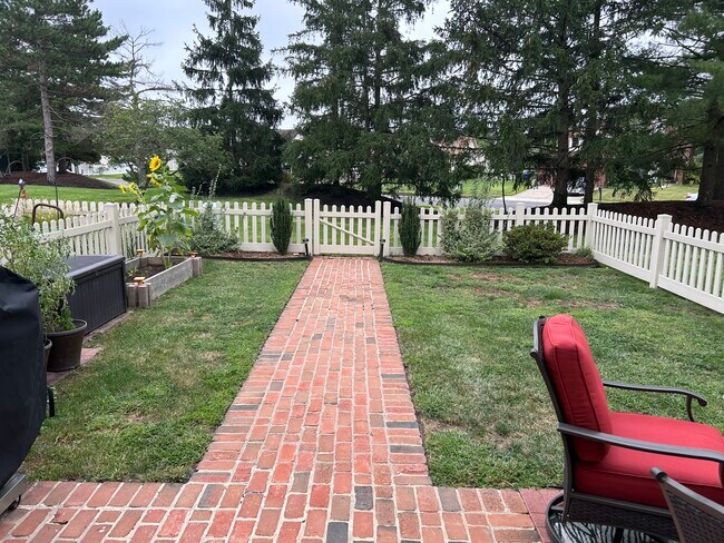 Building Photo - 239 Crown Prince Dr