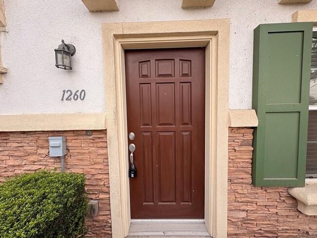 Building Photo - 2 Bed, 2.5 Bath in Anaheim!