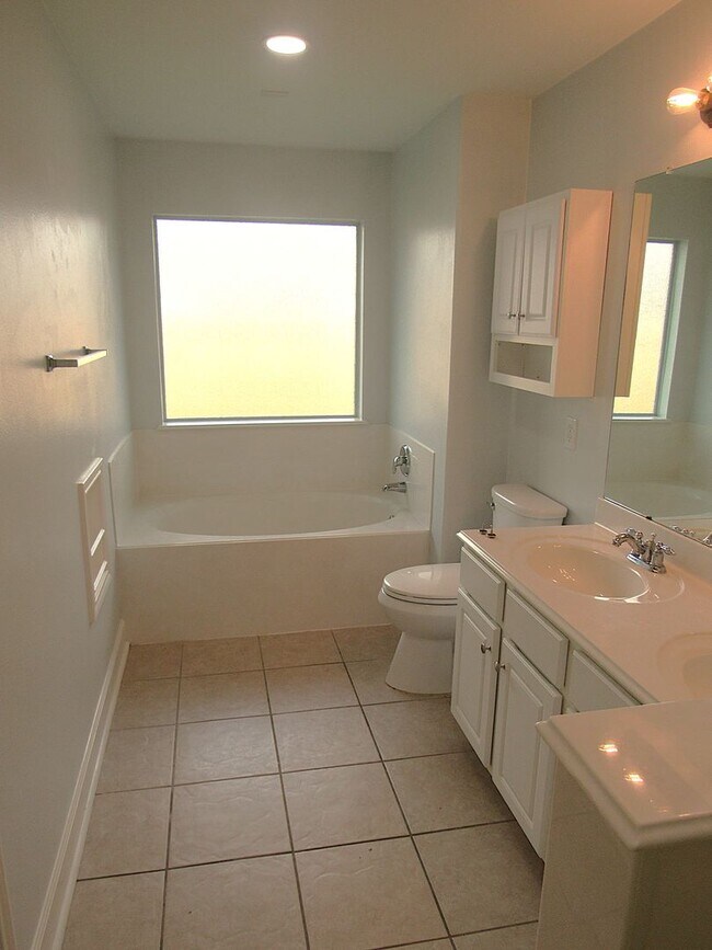 Building Photo - Conveniently located 3/2 home close to Spr...