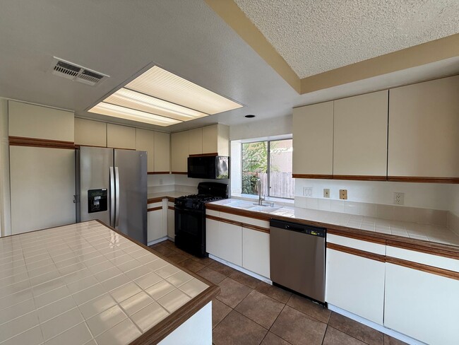 Building Photo - Great 3B/2.5BA House in Oceanside!