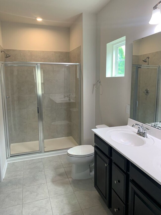 Building Photo - Like New - Single Story Living - 3 Bedroom...
