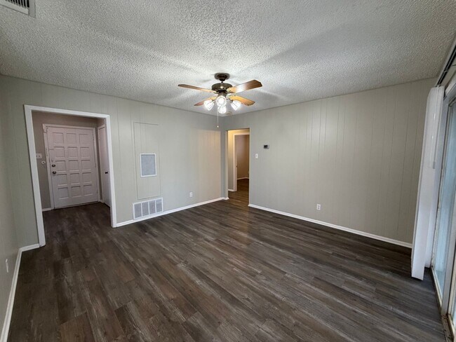 Building Photo - Lovely Single Story 3 Bedroom 2 Bath w/ easy access to Lackland AFB, Sea World, & Shopping