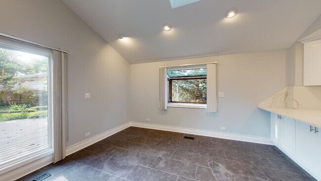 Building Photo - 1366 Cavell Ave