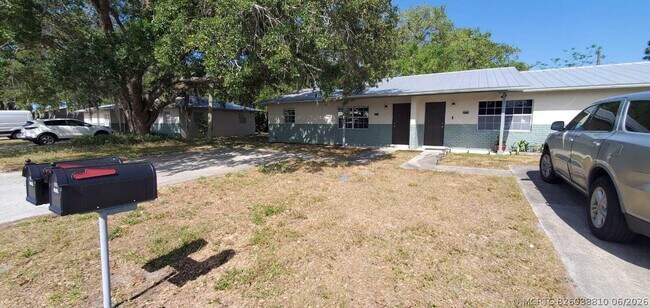 Building Photo - 2578 Seneca Ave