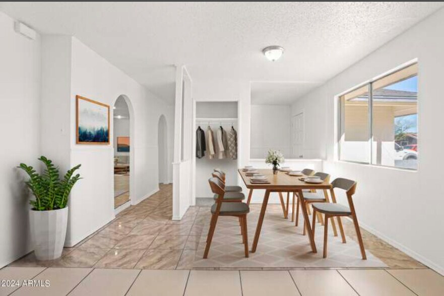 Dining area - 6228 W Cheery Lynn Rd