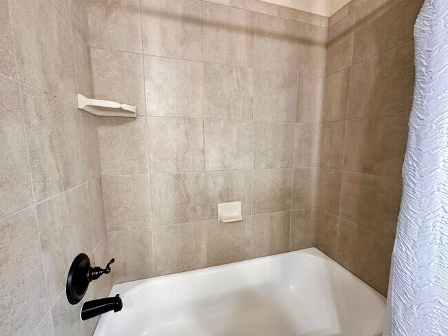 Building Photo - 3 bed, 2 bath home in Moore - Move in Deposit-Free! (If Qualified)