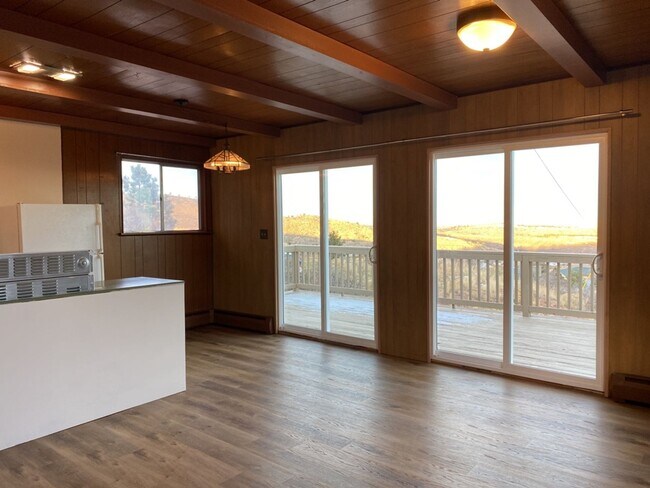 Building Photo - Mountain Bungalow in Spectacular Setting