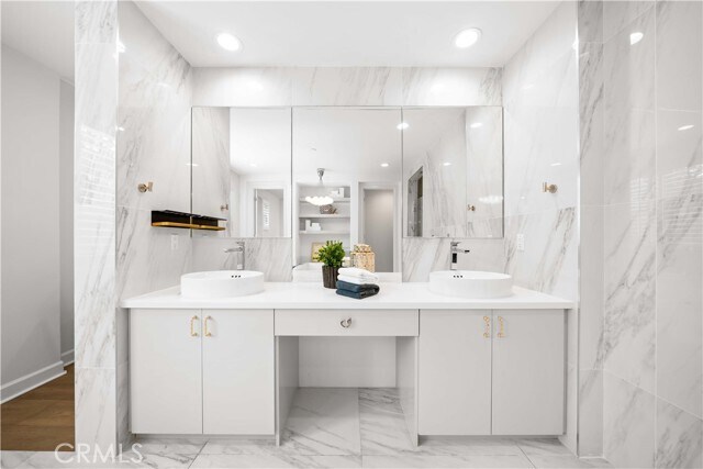 Building Photo - 26 Lowland