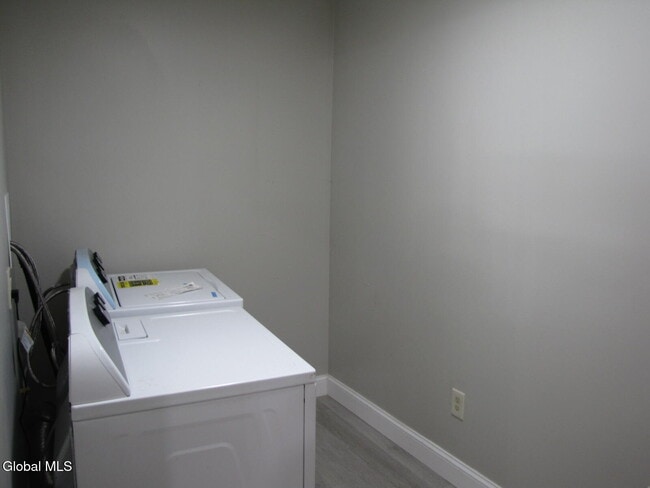 Building Photo - 10 Flicker Dr