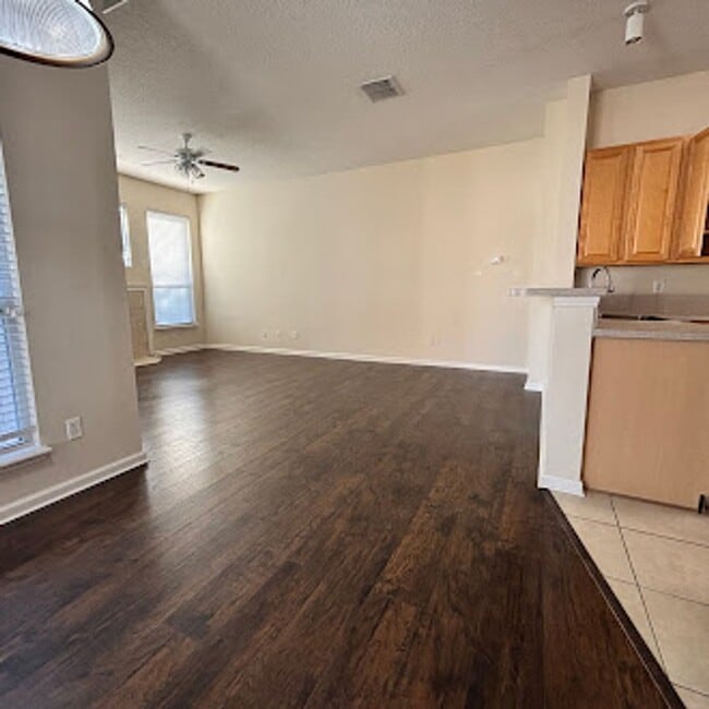 Building Photo - Spacious 3-Bed, 2-Bath Home. Patio. Amenities. Located just minutes from St Johns Town Center and...