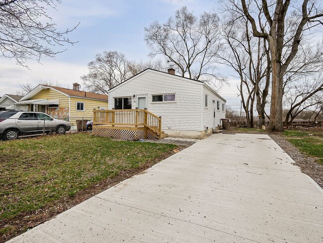 Building Photo - AVAILABLE NOW! Charming 3-Bedroom Home in Prime Pontiac Location