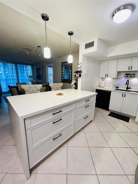 Building Photo - 525 N Ocean Blvd