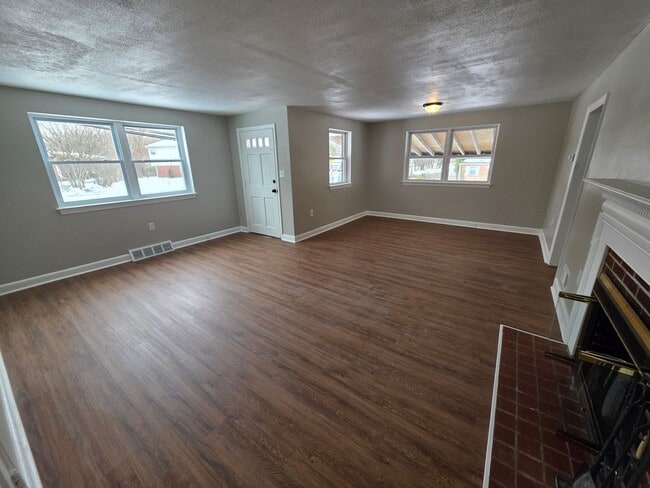 Building Photo - 8 W Chestnut Hill Rd