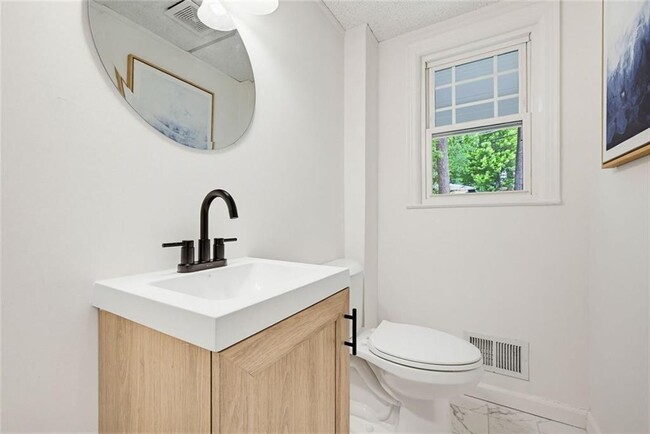 Building Photo - 445 Forest Hills Dr