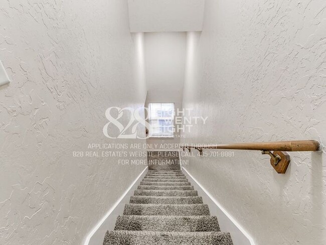 Building Photo - *AVAILABLE NOW!* Spacious 3 Bed/2.5 Bath Duplex Townhome Available in Norman!
