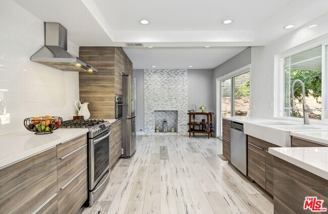 Building Photo - 628 Royalview St