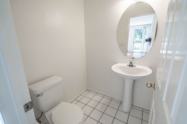Building Photo - 4 Bedroom Oaklane Townhome in Santa Clarita!