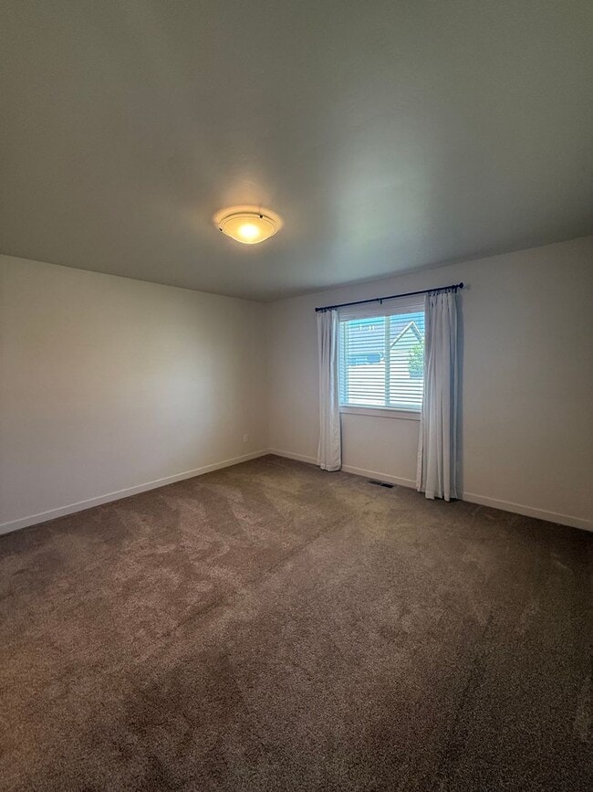 Building Photo - 3 Bedroom, 2 Bathroom Single Family Home!