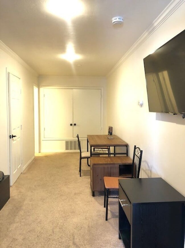 Building Photo - Los Caballeros #006