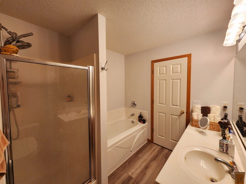 separate clothet style shower - 862 Princeton Ave