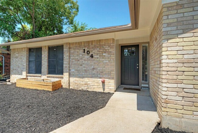 Building Photo - 104 Skyloop Dr