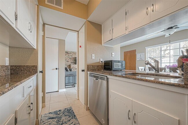 Building Photo - 2101 Fountain View Dr