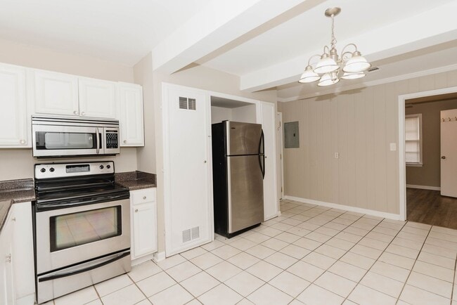 Building Photo - 2780 Hall Dr SE
