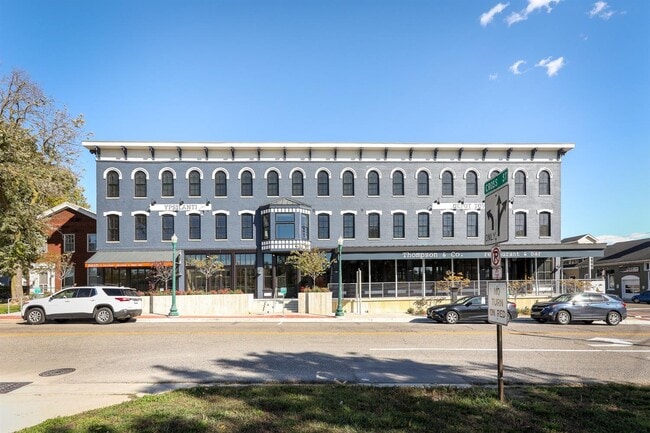 Building Photo - 400 N River St