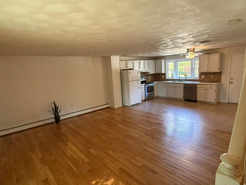 Living Area/Kitchen - 513 Tidewater Dr