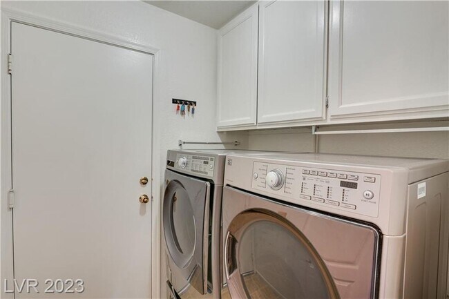 Building Photo - 4 BEDROOM HOME WITH PRIMARY BEDROOM DOWNST...
