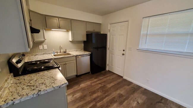 Building Photo - (2) Bed/(1) Bath Updated and Located just East of Campus Avail 8/11!
