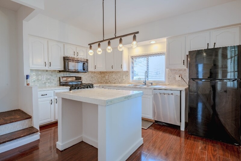 Primary Photo - 301 McLean St